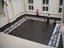 “De cuerpo presente”, performance-instalación, MAC, 2006. Inscripción en harina blanca de frase del neurobiólogo chileno Francisco Varela.