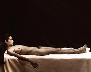 Desnudo en piscina seca